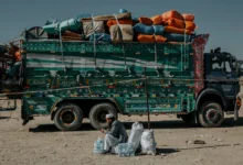 پاکستان نے طالبان کی حکومت اور سرحدی کشیدگی کے نتیجے میں افغانوں کی بڑی تعداد کو بے دخل کردیا