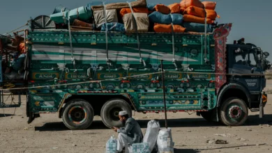 پاکستان نے طالبان کی حکومت اور سرحدی کشیدگی کے نتیجے میں افغانوں کی بڑی تعداد کو بے دخل کردیا