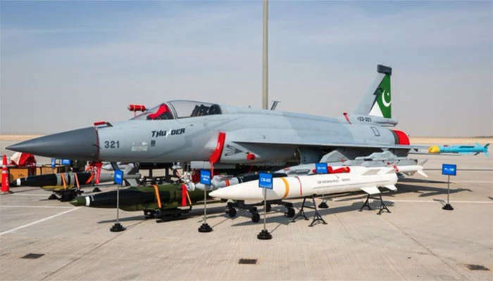 پاکستان کے لیے فخر: دبئی ایئر شو کا افتتاح پاک فضائیہ نے JF-17 تھنڈر سے کیا، بین الاقوامی پذیرائی حاصل کی