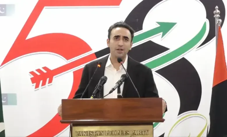 پیپلز پارٹی کی حکومت نے صوبوں کو ان کے حقوق دے کر اور جمہوریت کی بحالی کے ذریعے ملک کی بنیادی خرابیوں کو حل کرنے کی کوشش کی۔