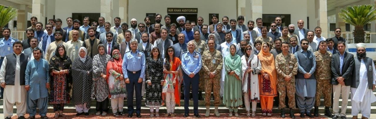 27 ویں نیشنل سیکیورٹی ورکشاپ کے شرکاء نے جمعرات کو پاک فوج کی جانب سے ترتیب دیے گئے ایک خصوصی پروگرام کے تحت گوادر شہر اور اس کے اہم اسٹریٹیجک مقامات کا تفصیلی دورہ کیا