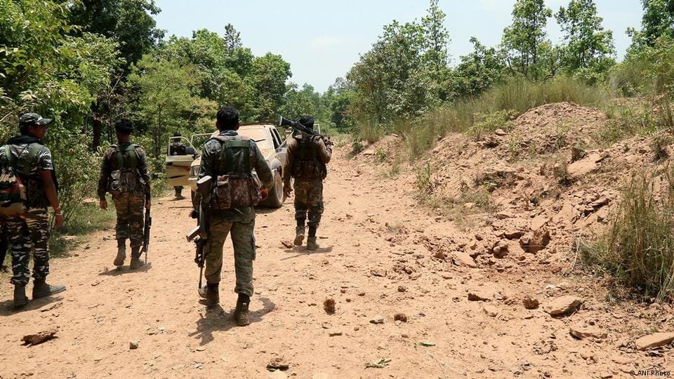 ماؤ نواز نکسل باغیوں کے خلاف مسلح آپریشن کرنے والے بھارتی سکیورٹی اہلکاروں کا ایک دستہ