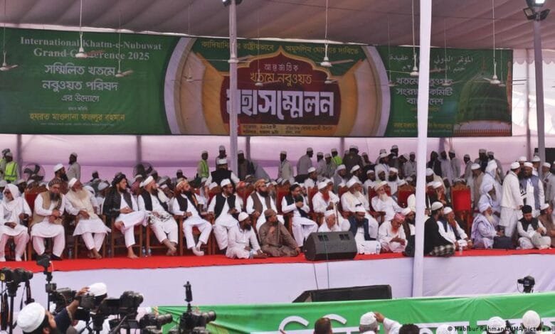 ڈھاکا میں ہزاروں افراد کا احتجاج ،احمدیہ کمیونٹی کو غیر مسلم قرار دینے کا مطالبہ، عام انتخابات سے پہلے سخت گیر حلقوں کی طاقت کا مظاہرہ