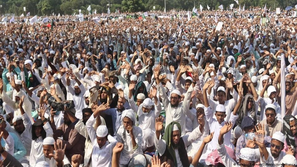 سخت گیر مذہبی گروہوں کے ایسے جلسے اور ریلیاں بنگلہ دیش کے سیاسی منظرنامے میں مذہب کے بڑھتے ہوئے کردار کی نشان دہی کرتی ہیں