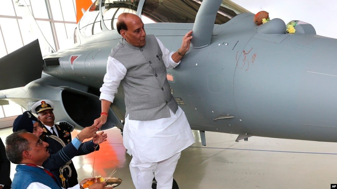 بھارت نے محدود صلاحیتوں کے حامل جنگی طیاروں کی کمی پوری کرنے کے لیے نجی کمپنیوں کی خدمات حاصل کرنے کا فیصلہ کیا ہے۔