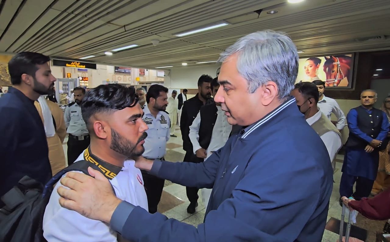 ایف آئی اے اہلکار کی مبینہ ملی بھگت — مسافر آف لوڈ، رقم کی واپسی کی یقین دہانی