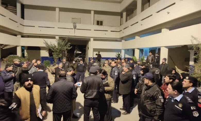 اسلام آباد: تھانہ شالیمار کے مختلف علاقوں میں پولیس کا گرینڈ سرچ اینڈ کومنگ آپریشن،مشکوک افراد کی گرفتاریاں، گھروں اور گاڑیوں کی سخت چیکنگ