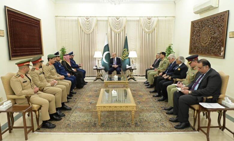 وزیراعظم شہباز شریف سے سعودی چیف آف جنرل اسٹاف کی ملاقات، دفاعی تعاون مزید بڑھانے پر اتفاق