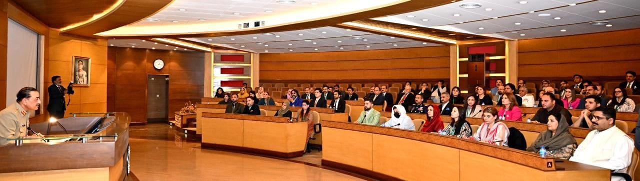 قومی سلامتی ورکشاپ-27 کے شرکاء کا جنرل ہیڈ کوارٹرز (GHQ) کا دورہ، چیف آف آرمی اسٹاف نے ملکی سلامتی کے چیلنجز پر تفصیلی بریفنگ دی