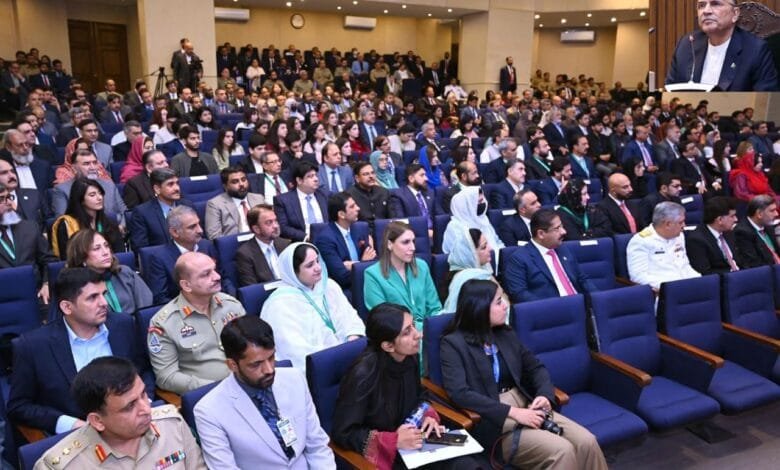 صدر مملکت آصف علی زرداری کا نیشنل ڈیفنس یونیورسٹی کا دورہ، سیکیورٹی چیلنجز سے نمٹنے کے لیے قومی یکجہتی کی اہمیت پر زور