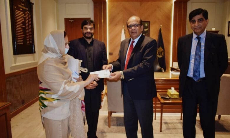 نیب لاہور میں ماہانہ کھلی کچہری کا انعقاد، متاثرین میں چیکس کی تقسیم