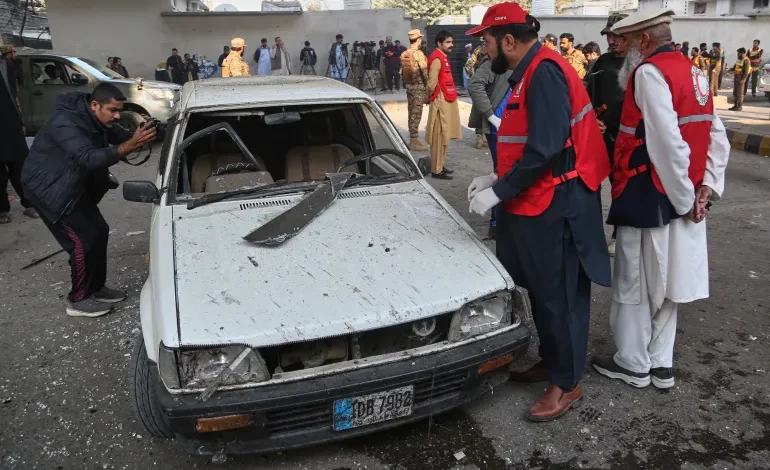 پاکستان کے صوبہ کے پی کے،پشاور میں فیڈرل کانسٹیبلری ہیڈ کوارٹر پر فتنہ الخوارج کاخودکش حملہ ناکام، تین اہلکار شہید، تین دہشت گرد ہلاک