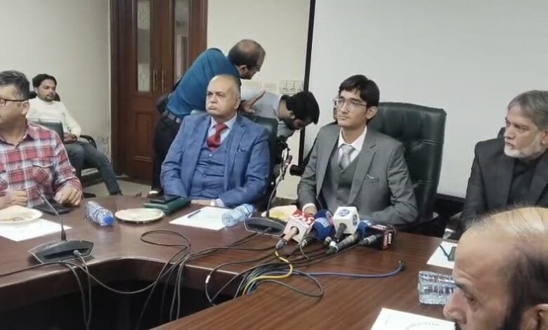 وزیر تعلیم پنجاب نے بچوں کے عالمی دن پر میٹرک کے طالب علم کو ایک دن کے لیے وزیر تعلیم کا چارج سونپ دیا