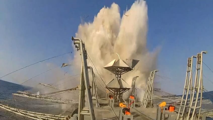 چیف آف دی نیول اسٹاف کا ٹیسٹ فلائٹ کا مشاہدہ — سائنسدانوں اور انجینئرز کو خراجِ تحسین