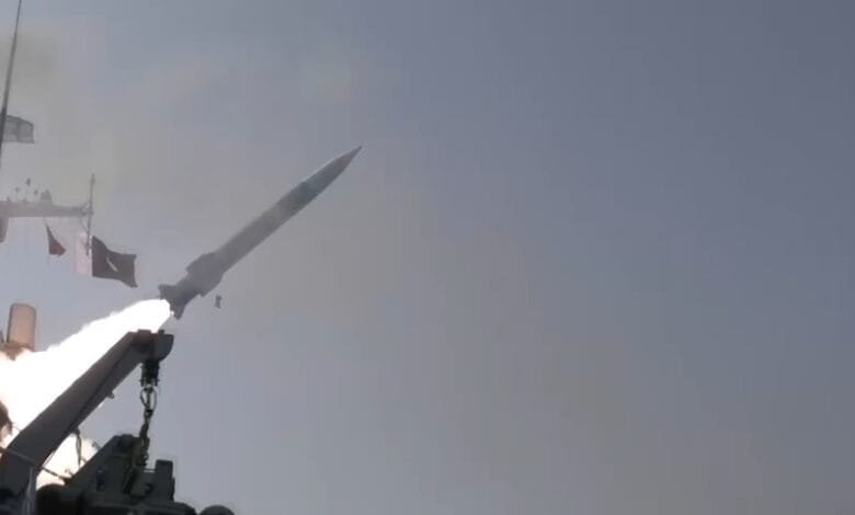 پاک بحریہ کا بڑا سنگِ میل — اینٹی شپ بیلسٹک میزائل سے لیس مقامی جہاز کا کامیاب فلائٹ ٹیسٹ