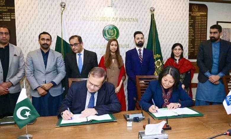 پاکستان اور ایشیائی ترقیاتی بینک (ADB) نے 730 ملین امریکی ڈالر کے دو اہم ترقیاتی منصوبوں پر دستخط کر دیے