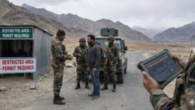 جموں، مقبوضہ کشمیر: مقبوضہ کشمیر کے جموں کے علاقے سِدھرا قصبے میں ایک چھ سالہ بچے کو کچرے کے ڈھیر سے ایک سنائپر رائفل پر نصب کرنے والی چینی ساختہ ٹیلیسکوپ ملنے کے بعد علاقے میں سکیورٹی فورسز نے گشت تیز کر دیا ہے۔ یہ واقعہ مقامی پولیس کے مطابق حساس نوعیت کا ہے اور اس کی تحقیقات جاری ہیں، جس سے علاقے کی سکیورٹی صورت حال میں مزید پیچیدگیاں پیدا ہو سکتی ہیں۔