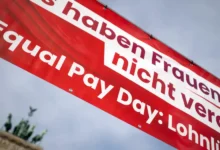 اس میں تربیتی ملازمین کو شمار نہیں کیا جاتا۔ یعنی یہ شرح مجموعی تنخواہوں کے مطابق بدلتی رہتی ہے۔