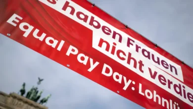 اس میں تربیتی ملازمین کو شمار نہیں کیا جاتا۔ یعنی یہ شرح مجموعی تنخواہوں کے مطابق بدلتی رہتی ہے۔