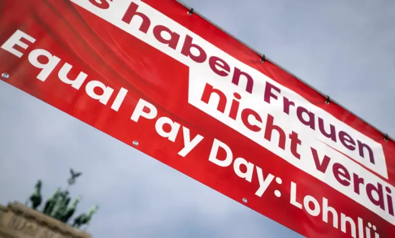 اس میں تربیتی ملازمین کو شمار نہیں کیا جاتا۔ یعنی یہ شرح مجموعی تنخواہوں کے مطابق بدلتی رہتی ہے۔