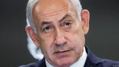 ناقدین نیتن یاہو اور ان کے اتحادیوں پر الزام لگاتے ہیں کہ انہوں نے سیاسی اور فوجی ناکامیوں  کی ذاتی ذمہ داری قبول نہیں کی جو حماس کے دہشت گردانہ حملے کا سبب بنیں۔