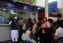 پھنسے ہوئے مسافر ٹرمینلز میں ہیں اور سامان جمع ہوتا جا رہا ہے۔ ہر ہوائی اڈے پر لوگ گھنٹوں سے پھنسے ہوئے ہیں۔