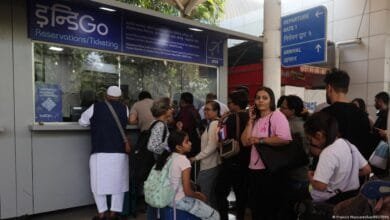 پھنسے ہوئے مسافر ٹرمینلز میں ہیں اور سامان جمع ہوتا جا رہا ہے۔ ہر ہوائی اڈے پر لوگ گھنٹوں سے پھنسے ہوئے ہیں۔