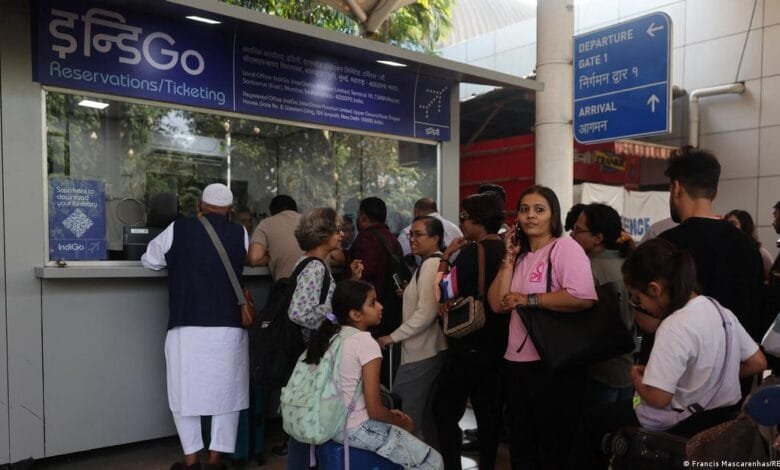 پھنسے ہوئے مسافر ٹرمینلز میں ہیں اور سامان جمع ہوتا جا رہا ہے۔ ہر ہوائی اڈے پر لوگ گھنٹوں سے پھنسے ہوئے ہیں۔