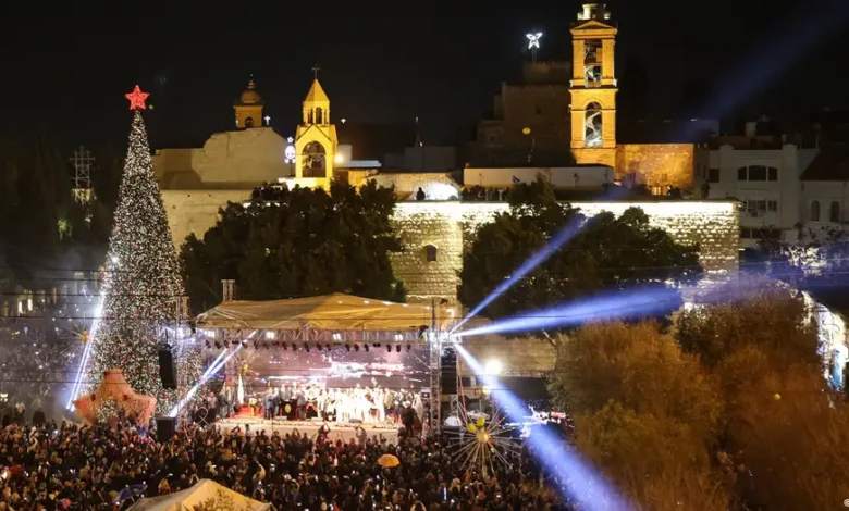 گزشتہ دو برسوں سے کرسمس تقریبات منسوخ کر رکھی تھیں۔ اس دوران مینجر اسکوائر میں ایک علامتی منظر پیش کیا گیا تھا