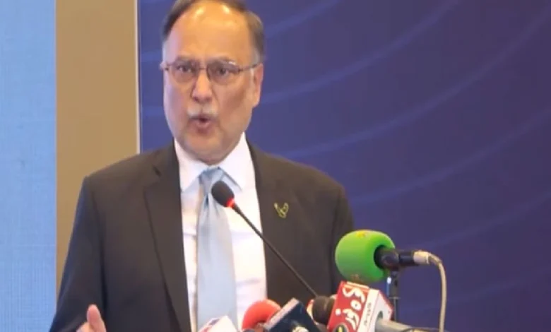 وفاقی وزیر احسن اقبال کا سخت پیغام: "ریاست اور مسلح افواج کے خلاف ہرزہ سرائی کرنے والوں سے سختی سے نمٹا جائے گا"