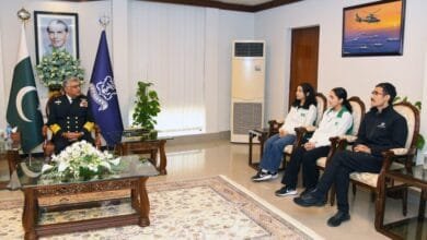 چیف آف دی نیول اسٹاف ایڈمرل نوید اشرف کی اسکواش کے ابھرتے ہوئے کھلاڑیوں ماہنور علی اور سحرش علی سے ملاقات: خواتین کھلاڑیوں کی حمایت کا عزم