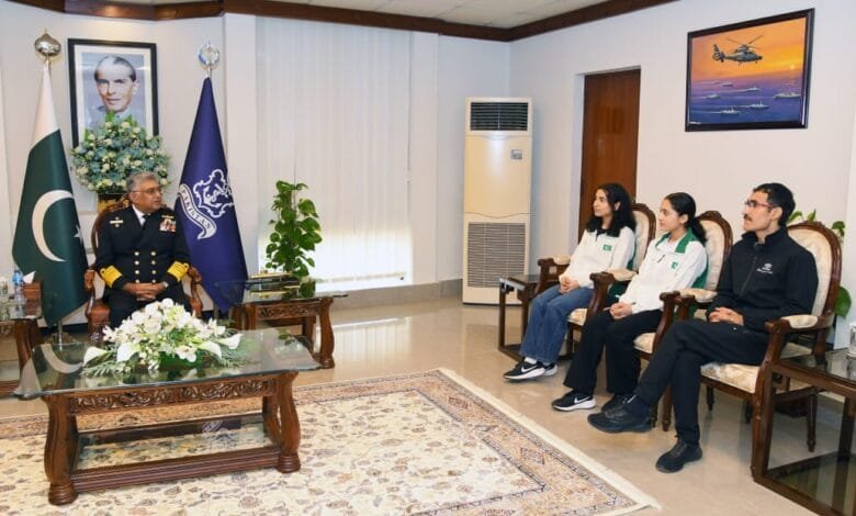 چیف آف دی نیول اسٹاف ایڈمرل نوید اشرف کی اسکواش کے ابھرتے ہوئے کھلاڑیوں ماہنور علی اور سحرش علی سے ملاقات: خواتین کھلاڑیوں کی حمایت کا عزم