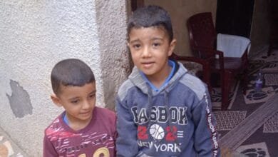 غزہ: اسرائیلی ڈرون حملے میں دو فلسطینی بچے اپنے والد کے لیے لکڑیاں جمع کرتے ہوئے ہلاک