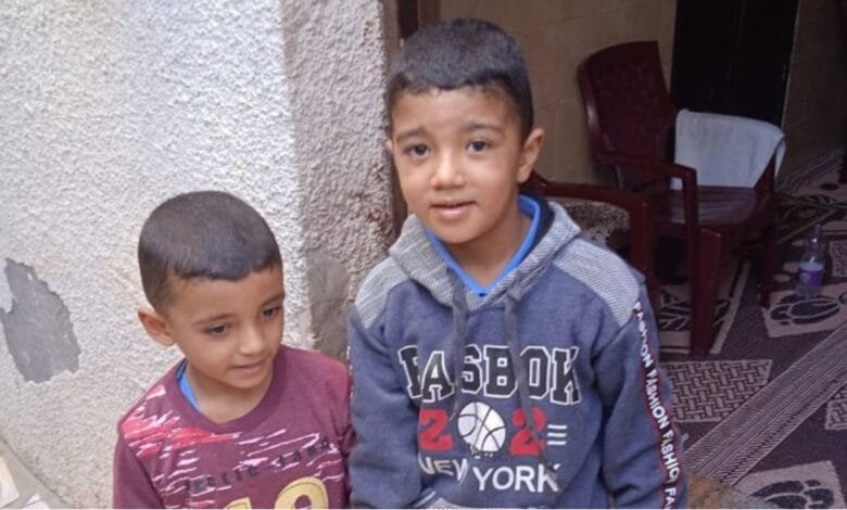 غزہ: اسرائیلی ڈرون حملے میں دو فلسطینی بچے اپنے والد کے لیے لکڑیاں جمع کرتے ہوئے ہلاک