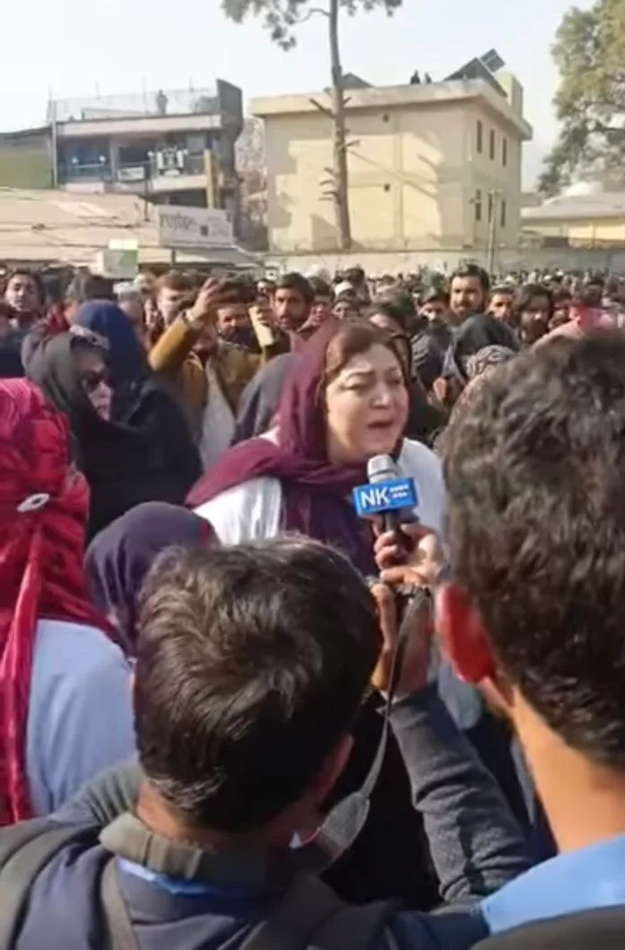 ایبٹ آباد سے لے کر پشاور تک، اور مانسہرہ سے سوات تک، خواتین ڈاکٹرز کی بڑی تعداد نے اپنے جذبات پر قابو نہ رکھا اور ڈاکٹر وردہ کے قتل پر آبدیدہ ہو گئیں