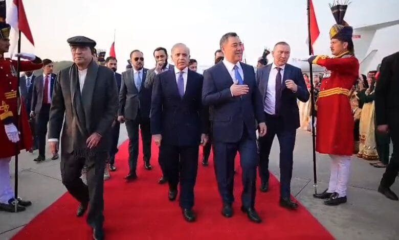 کرغزستان کے صدر صادر ژپاروف دو روزہ دورے پر اسلام آباد پہنچ گئے، وزیراعظم اور صدر مملکت کا پرتپاک استقبال