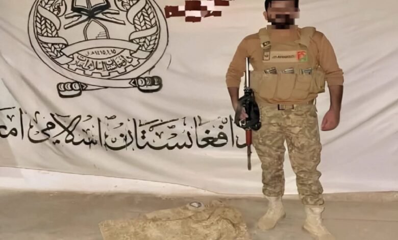 ایک پاکستانی 🇵🇰 آرمی آفیسر ایک زیر قبضہ افغان طالبان پوسٹ کے اندر تصویر کھینچ رہا ہے۔