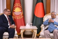 بنگلہ دیش میں پاکستان کے ہائی کمشنر عمران حیدر 28 دسمبر 2025 کو ڈھاکہ میں بنگلہ دیش کے چیف ایڈوائزر محمد یونس سے ملاقات کر رہے ہیں۔ (@ChiefAdviserGoB/X)