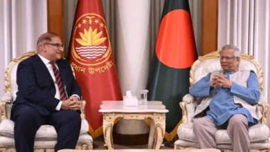 بنگلہ دیش میں پاکستان کے ہائی کمشنر عمران حیدر 28 دسمبر 2025 کو ڈھاکہ میں بنگلہ دیش کے چیف ایڈوائزر محمد یونس سے ملاقات کر رہے ہیں۔ (@ChiefAdviserGoB/X)