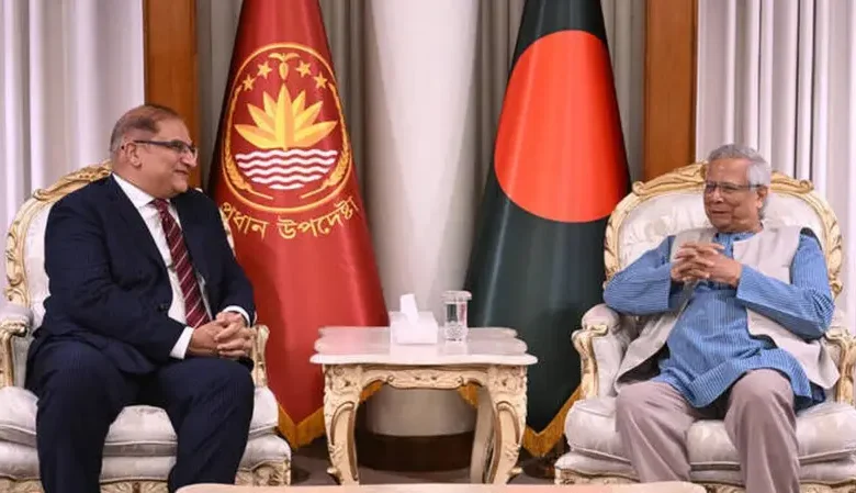 بنگلہ دیش میں پاکستان کے ہائی کمشنر عمران حیدر 28 دسمبر 2025 کو ڈھاکہ میں بنگلہ دیش کے چیف ایڈوائزر محمد یونس سے ملاقات کر رہے ہیں۔ (@ChiefAdviserGoB/X)