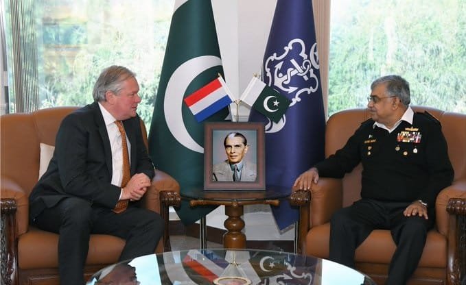 پاک بحریہ کے سربراہ ایڈمرل نوید اشرف سے نیدرلینڈز کے سفیر مسٹر رابرٹ جان سیگرٹ کی ملاقات