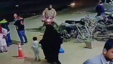 ایک سنگین خطرہ بن چکے ہیں۔ ان کھلے گٹرز یا مین ہولز کو مکمل طور پر بند کرنے کی کوئی سنجیدہ کوشش نہیں کی گئی۔