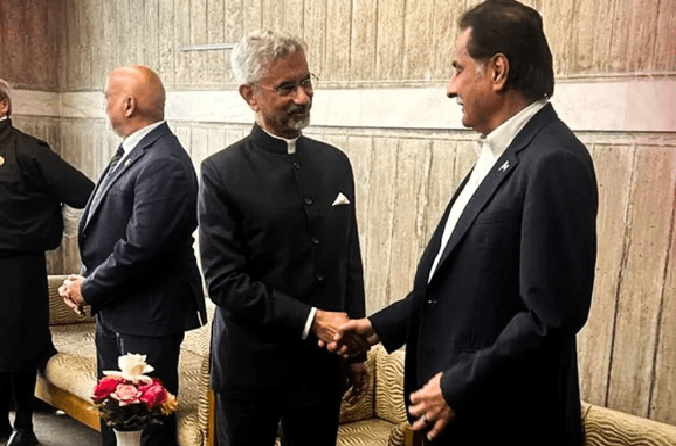 پاک بھارت کشیدہ تعلقات کے سائے میں ڈھاکہ میں غیر متوقع مصافحہ