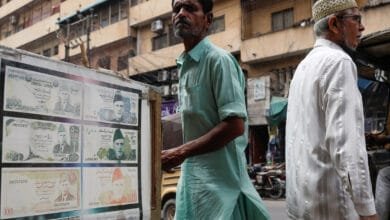 Complaints of dollar shortage in Pakistan, report of supply affected by crackdown on illegal currency exchange