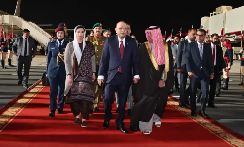 صدر آصف علی زرداری چار روزہ سرکاری دورے پر بحرین پہنچ گئے، اعلیٰ قیادت سے ملاقاتیں متوقع