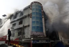 پاکستان کے صوبہ سندھ میں گل پلازہ میں ہولناک آتشزدگی، فائر فائٹر سمیت 6 افراد جاں بحق، درجنوں زخمی، عمارت زمین بوس ہونے کے خدشات