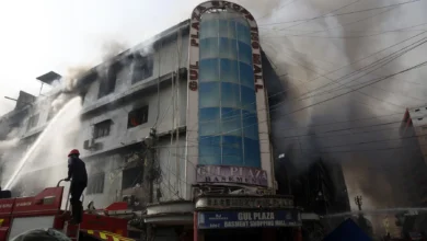 پاکستان کے صوبہ سندھ میں گل پلازہ میں ہولناک آتشزدگی، فائر فائٹر سمیت 6 افراد جاں بحق، درجنوں زخمی، عمارت زمین بوس ہونے کے خدشات