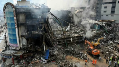 کراچی میں گل پلازہ میں ہولناک آتشزدگی، ہلاکتیں 23 تک پہنچ گئیں، 65 افراد لاپتہ، تحقیقات اور معاوضے کا اعلان