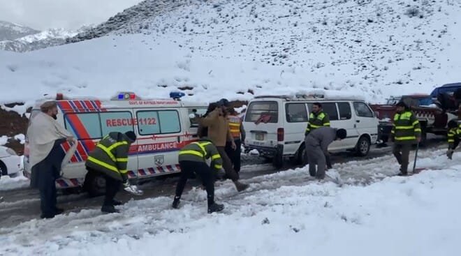 وادیٔ تیراہ سے نقل مکانی کرنے والے آئی ڈی پیز کو برف باری کی ایک اور آزمائش 