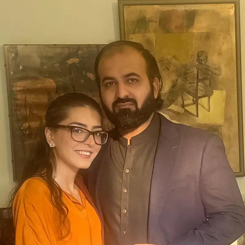 اسلام آباد کی مقامی عدالت نے جبری گمشدگیوں سے متعلق مقدمات کی پیروی کرنے والی انسانی حقوق کی وکیل ایمان مزاری اور اُن کے شوہر ہادی علی چھٹہ کو متنازع ٹویٹس کیس میں الگ الگ دفعات کے تحت مجموعی طور پر 17، 17 برس قیدِ بامشقت کی سزا سُنائی ہے۔
عدالتی فیصلے کے مطابق دونوں کو پریوینشن آف الیکٹرانک کرائمز (پیکا) کی دفعہ 9 کے تحت پانچ، پانچ برس، پیکا کی دفعہ 10 کے تحت 10، 10 برس اور پیکا کی دفعہ 26 اے کے تحت دو برس قید کی سزا سُنائی گئی ہے۔
ان دفعات کے تحت ایمان مزاری اور ہادی علی چٹھہ پر مجموعی طور پر 90 لاکھ روپے کا جُرمانہ بھی عائد کیا گیا ہے۔
تاہم تمام سزائیں ایک ساتھ نافذ العمل ہوں گی اور دونوں کو 10، 10 برس قید کی سزا کاٹنی ہوگی۔